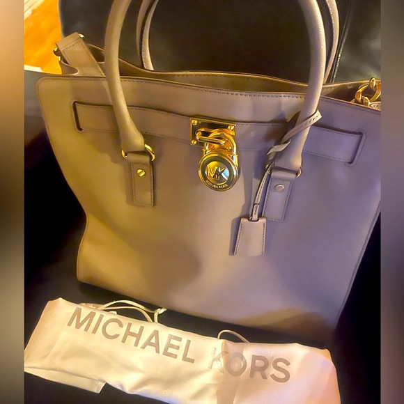 Michael Kors Handbag never used measurements 14x13” new with dust bag - Picture 6 of 6